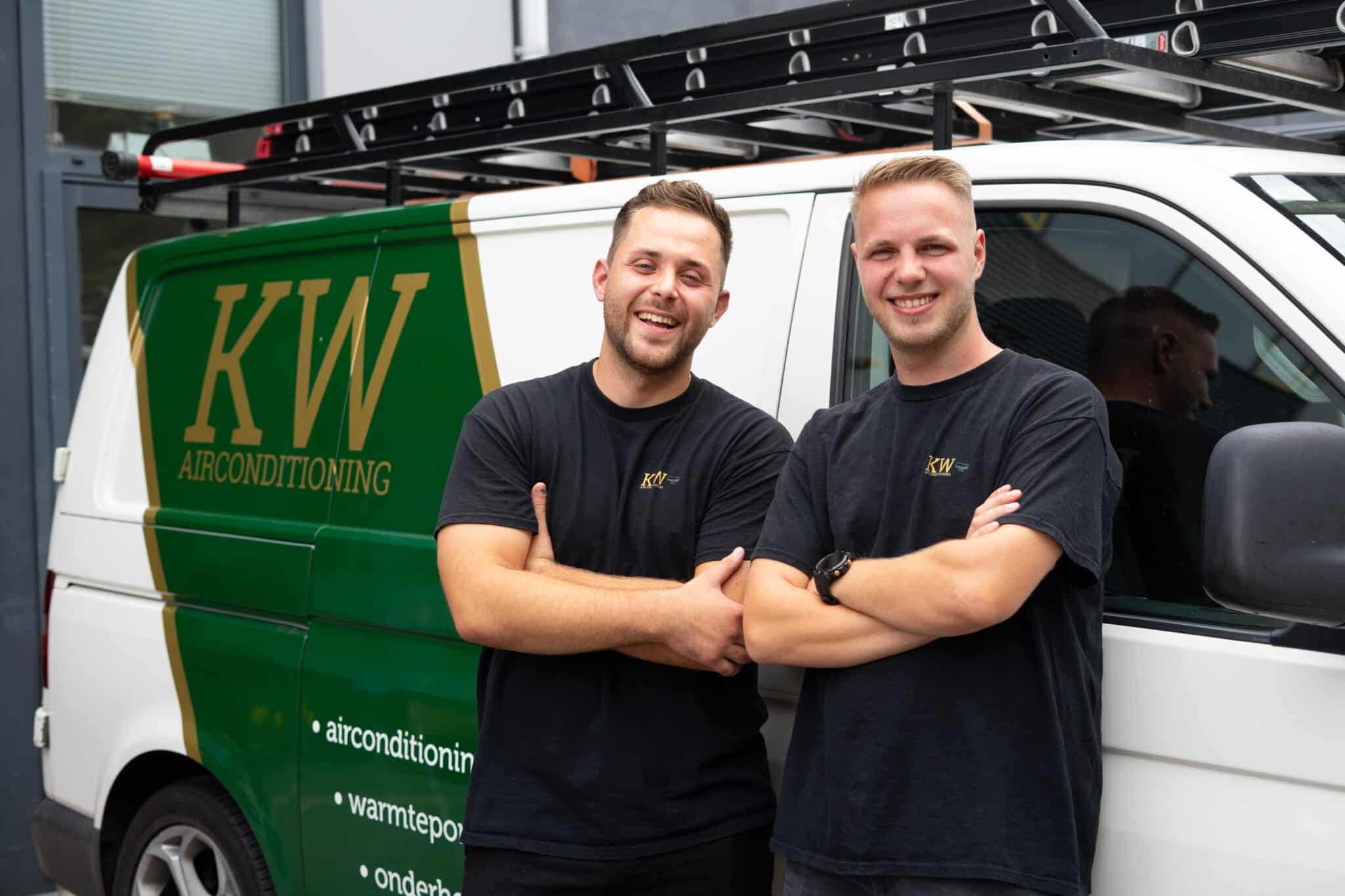 Vakkundige monteurs van KW Airconditioning bij de bedrijfswagen