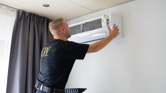 KW-monteur plaatst vakkundig een fluisterstille airco binnenunit in een woning