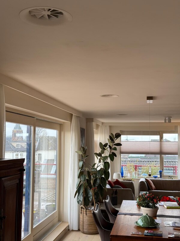 Luxe kanaalairco plafondroosters in woonkamer