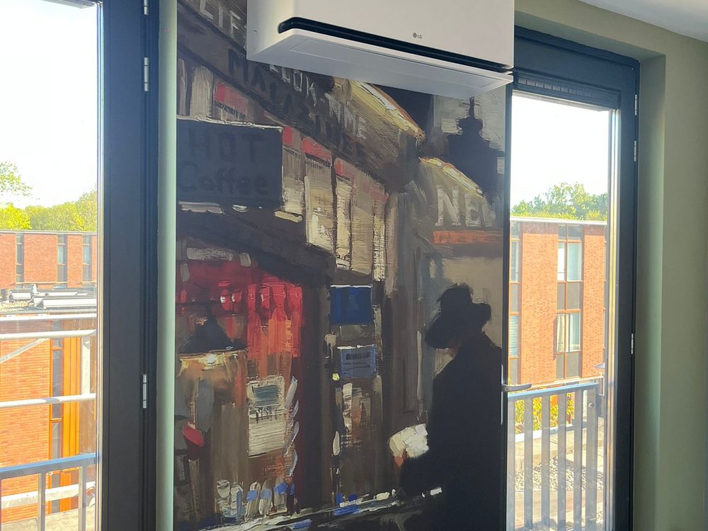 LG wandunit strak gemonteerd op kunstzinnige wand in woning in Den Haag