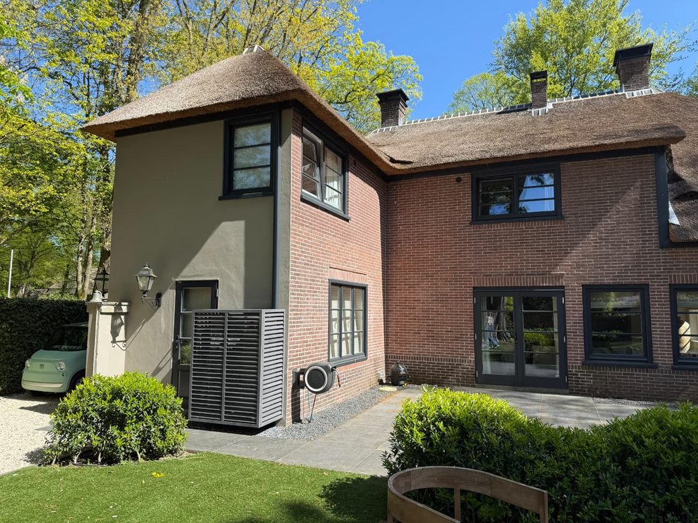 Rietgedekte villa in Het Gooi met antraciet design omkasting in de tuin