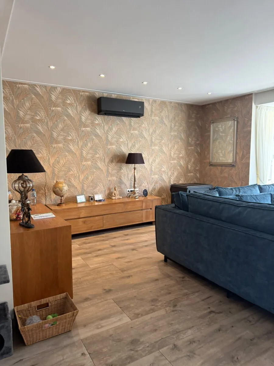 Zwarte design wandairco in een stijlvolle woonkamer