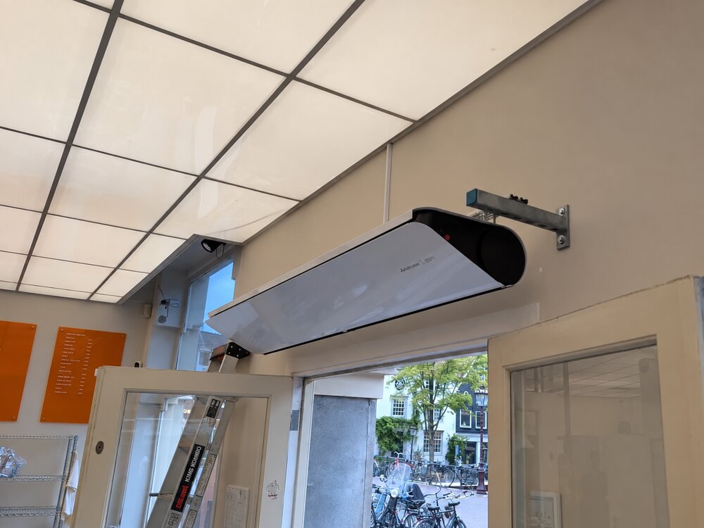 Luchtgordijn gemonteerd aan open plafond in horecazaak BagelBoy Amsterdam