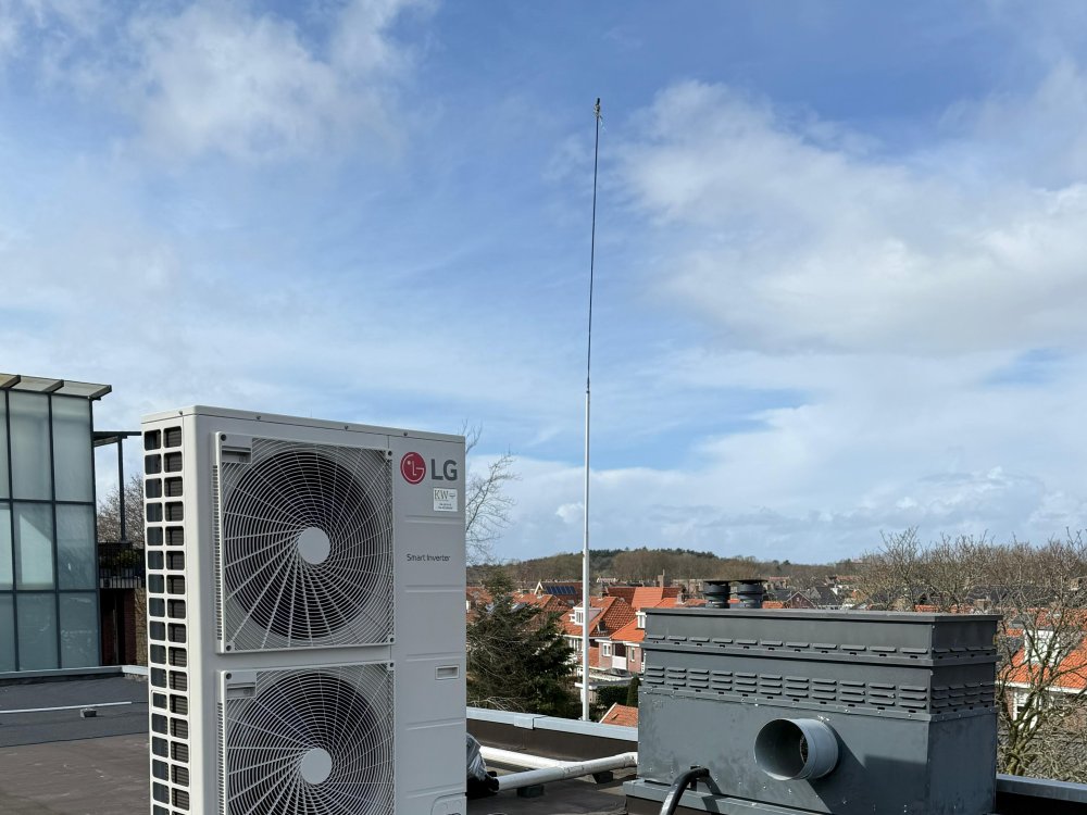 LG Smart Inverter dubbel-fan buitenunit op commercieel dak