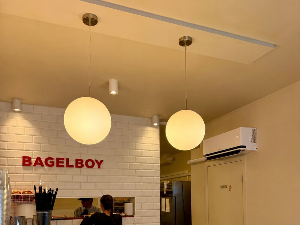 Wandairco boven de counter van een lunchroom in Amsterdam