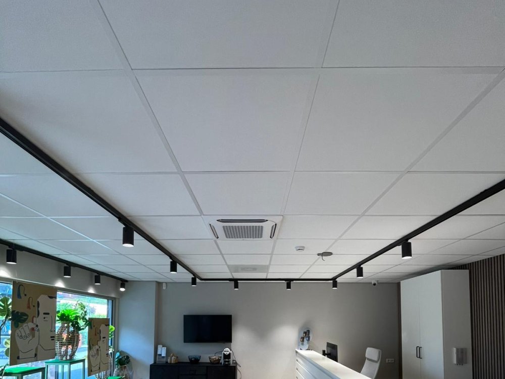 Klimaatinstallatie met 4-weg cassette in representatieve praktijk en kantoorruimte