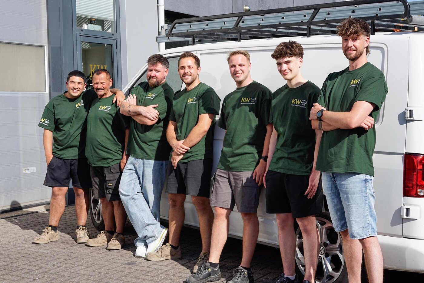 Monteurs van KW Airconditioning bij de bedrijfsbus