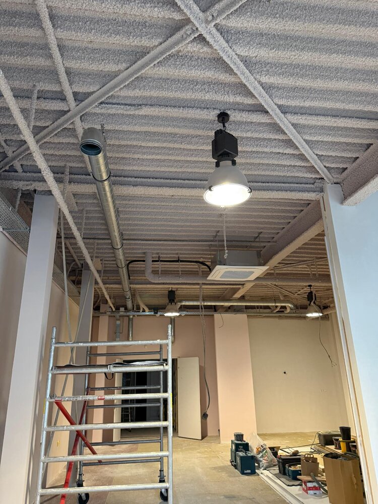 Integrale klimaat- en ventilatietechniek in open commercieel plafond