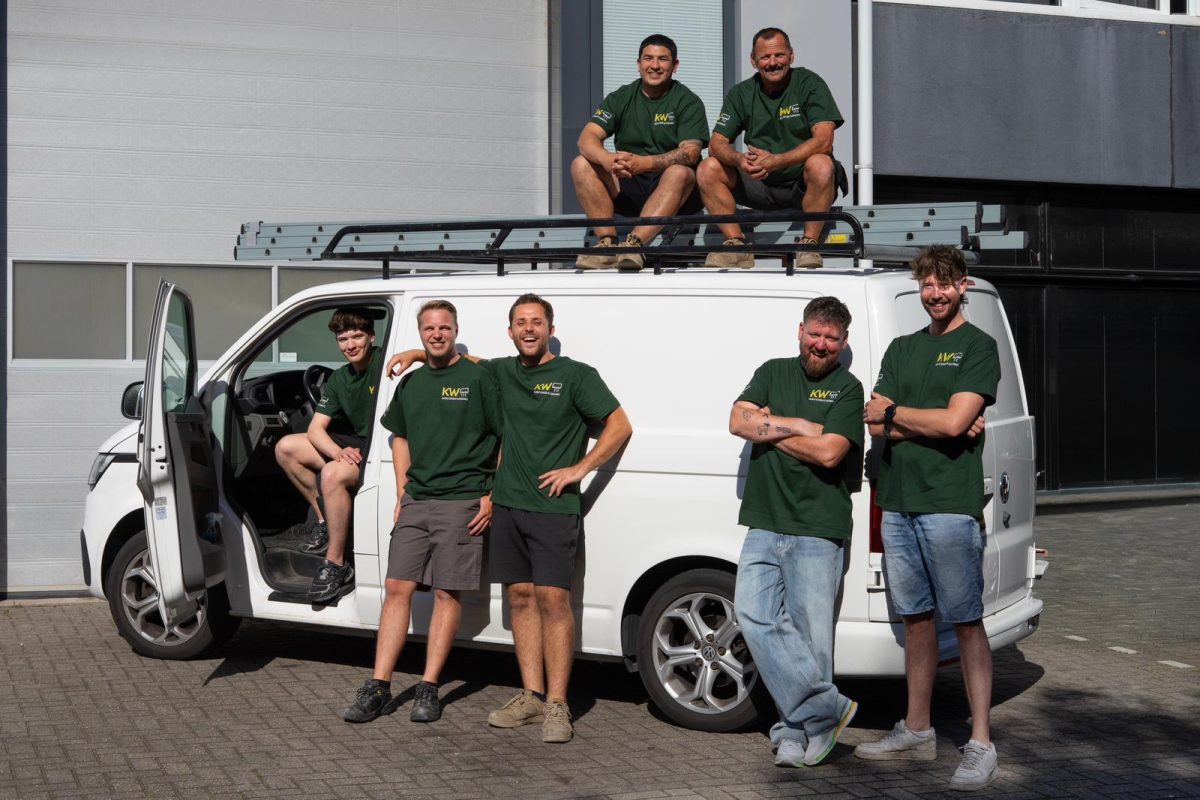 Team KW Airconditioning bij het bedrijfspand in Naaldwijk